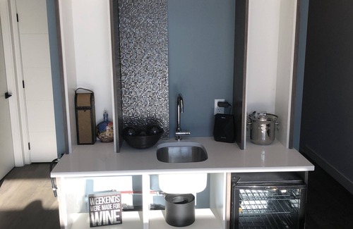 Okanagan-Similkameen House | Modern 3 bedroom luxury retreat! Wine bar, upper deck, lower patio!