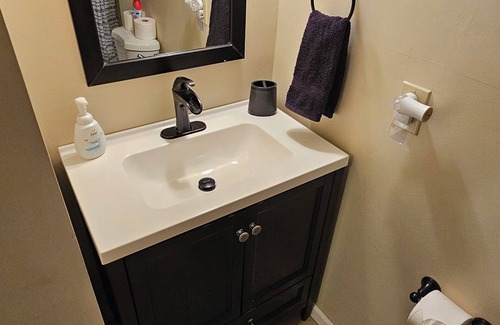 Howland Corners House | Modern 3-Bedroom Retreat in Howland - WiFi, Office & Fitness Space