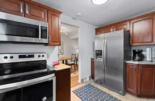 Castle Shannon House | Modern 3 Bedroom Townhome Close to Downtown