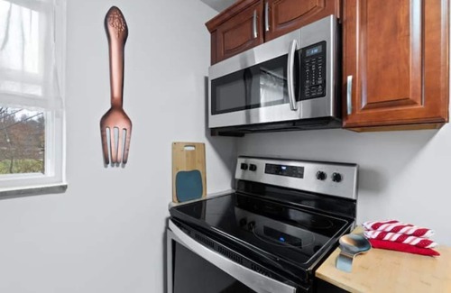 Castle Shannon House | Modern 3 Bedroom Townhome Close to Downtown