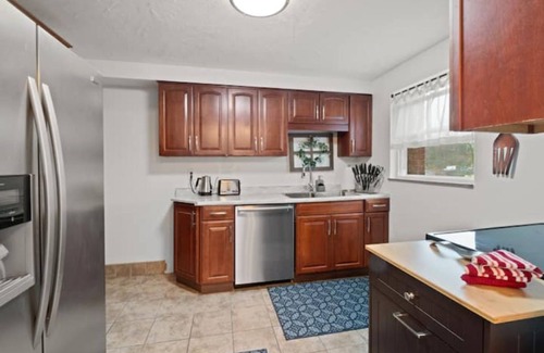 Castle Shannon House | Modern 3 Bedroom Townhome Close to Downtown