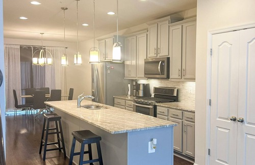 Upper Marlboro House | Modern 3 bedroom townhome near the downtown DC area with WiFi, AC, fitness room