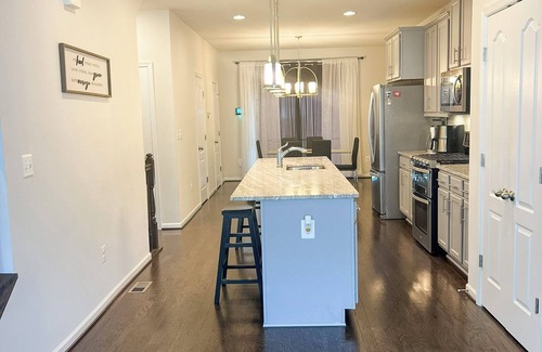 Upper Marlboro House | Modern 3 bedroom townhome near the downtown DC area with WiFi, AC, fitness room