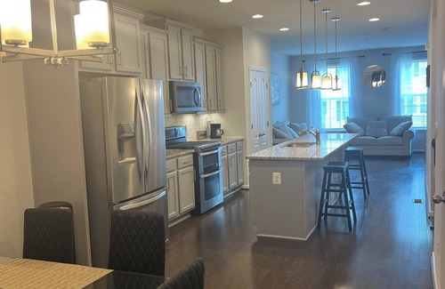 Upper Marlboro House | Modern 3 bedroom townhome near the downtown DC area with WiFi, AC, fitness room