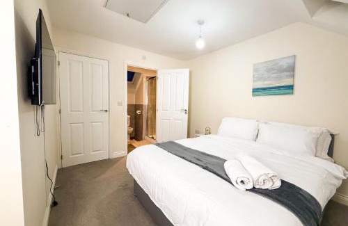 Wolverhampton House | Modern 3-Bedroom Wolverhampton City Home, WiFi&Parking