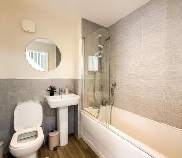 Wolverhampton House | Modern 3-Bedroom Wolverhampton City Home, WiFi&Parking