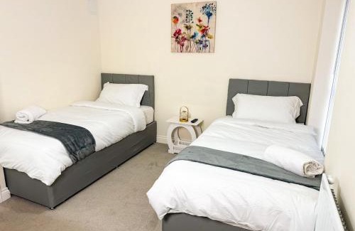 Wolverhampton House | Modern 3-Bedroom Wolverhampton City Home, WiFi&Parking