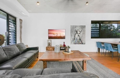 Cheltenham House | Modern 3 Bedrooms Villa