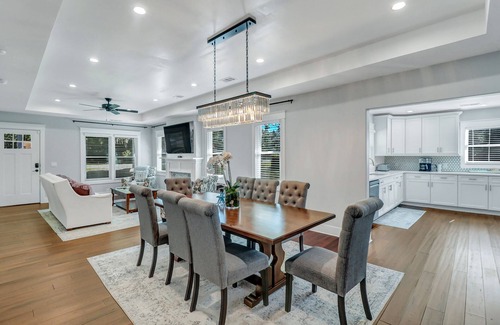 Garden City House | Modern 3 BR bungalow sleep 8, family/pet friendly, 15 min from downtown/outlets