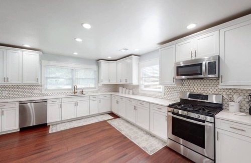 Garden City House | Modern 3 BR bungalow sleep 8, family/pet friendly, 15 min from downtown/outlets