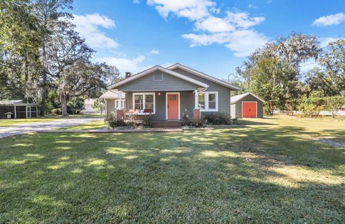 Garden City House | Modern 3 BR bungalow sleep 8, family/pet friendly, 15 min from downtown/outlets