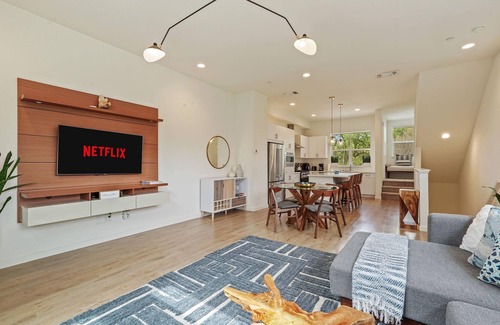 Sacramento House | Modern 3-Level 3BR/3BA Gem in West Sac