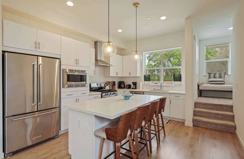Sacramento House | Modern 3-Level 3BR/3BA Gem in West Sac