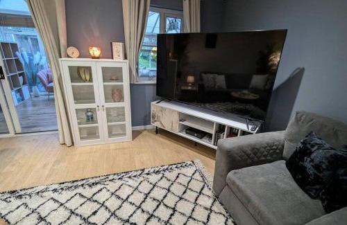 Eastbourne House | Modern 3B Eastbourne Retreat: Tranquil & Cozy Stay