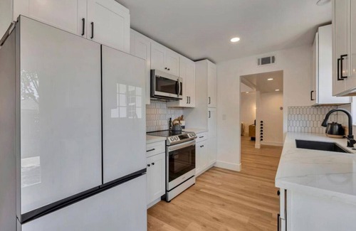 Willow Glen House | Modern 3bd/2ba w/Workspace, Pet Friendly, 2mi from S. Row, V. Fair & Pruneyard
