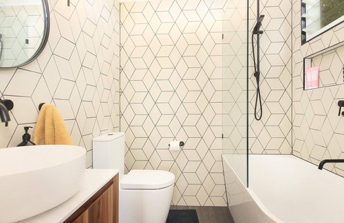 Burringbar House | Modern 3bd home close to town W/pool & WI-FI