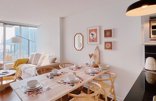 Crosstown Apartment | Modern 3BDR/4BDS in DT/AC/Pool/Gym/Best Location + Parking