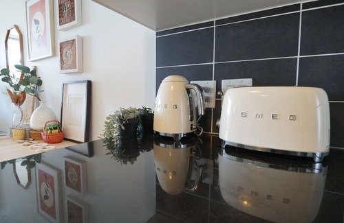 Crosstown Apartment | Modern 3BDR/4BDS in DT/AC/Pool/Gym/Best Location + Parking