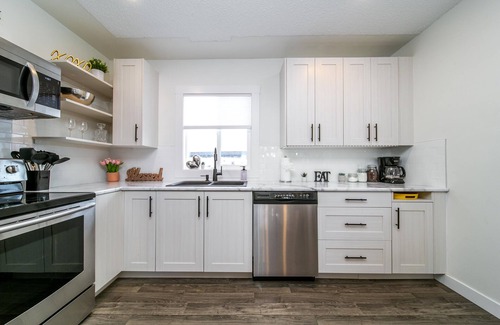 Northwest Edmonton House | ☆Modern 3BDRM Home☆King Bed★Central🗲Wifi✔Clean!