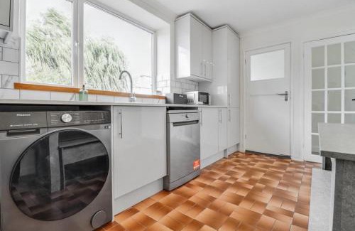 Hainault House | Modern 3Bed Escape - Work&Relax - Free Parking