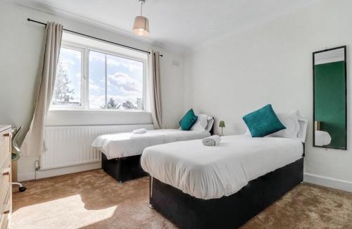 Hainault House | Modern 3Bed Escape - Work&Relax - Free Parking
