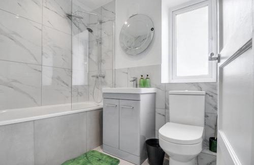 Hainault House | Modern 3Bed Escape - Work&Relax - Free Parking