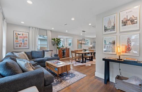 South Manchaca House | Modern 3BR Getaway - Pool-Near SOCO-Mins to DT