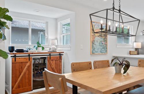 South Manchaca House | Modern 3BR Getaway - Pool-Near SOCO-Mins to DT