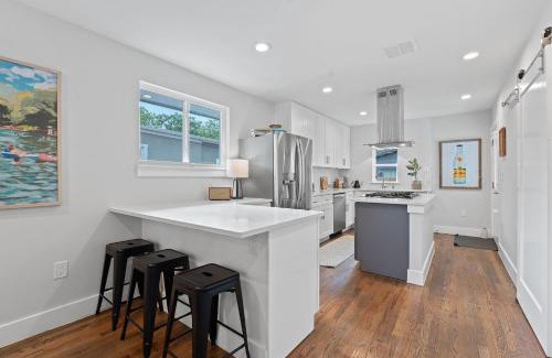 South Manchaca House | Modern 3BR Getaway - Pool-Near SOCO-Mins to DT