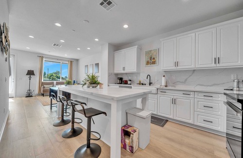 Northwest Anaheim Condo | Modern 3BR Home｜Prime Location｜Fully Furnished｜Garage Access｜Wifi｜#42270