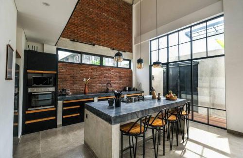 Batu Bolong Villa | Modern 3BR loft villa in the heart of Canggu