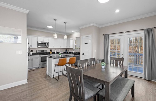 Bowling Green House | Modern 3BR Retreat - King Bed + Smart TVs