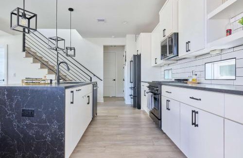 South Manchaca House | Modern 3BR Retreat - Mins from Airport - DT - BBQ