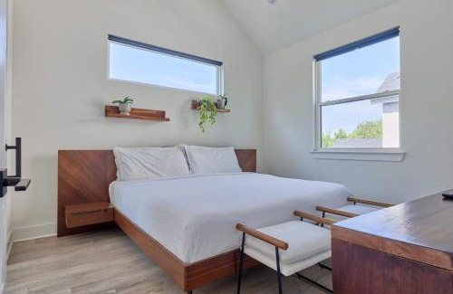 South Manchaca House | Modern 3BR Retreat - Mins from Airport - DT - BBQ