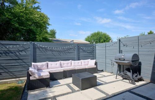 South Manchaca House | Modern 3BR Retreat - Mins from Airport - DT - BBQ