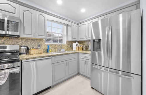 Hollywood House | Modern 3BR Retreat, Private Pool, 15 Min to Beach