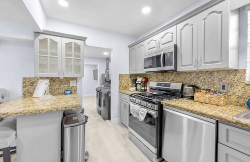 Hollywood House | Modern 3BR Retreat, Private Pool, 15 Min to Beach