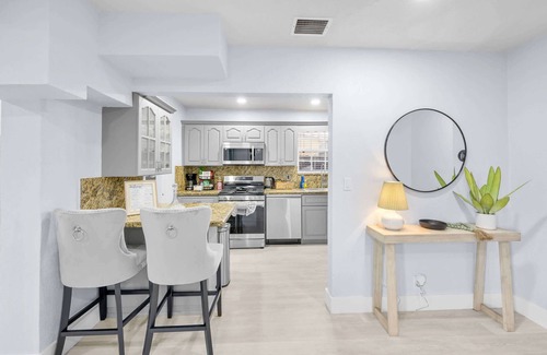 Hollywood House | Modern 3BR Retreat, Private Pool, 15 Min to Beach