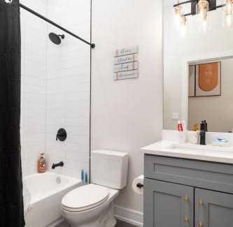 Bronzeville Apartment | Modern 3BR Stay Near DT CHI