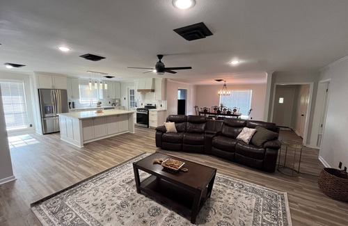 Monroe House | Modern 4/2.5 with 5 beds, close to stores/interstates, perfect for work crews