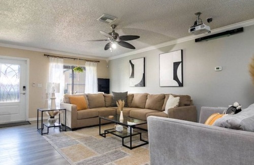 North Lauderdale House | Modern 4/2 Close to Miami, BB&T, Outlets- King Bed