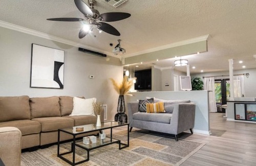 North Lauderdale House | Modern 4/2 Close to Miami, BB&T, Outlets- King Bed