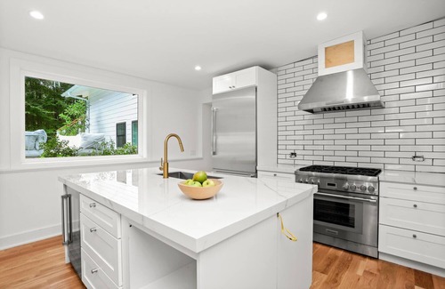 Weston House | Modern 4 bed 4.5 bath w hot tub & heated pool close to beach