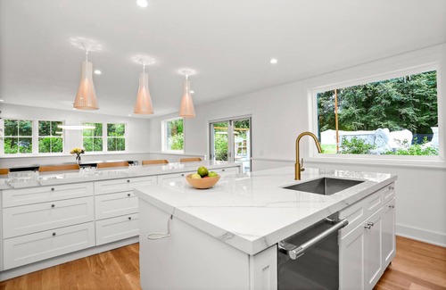 Weston House | Modern 4 bed 4.5 bath w hot tub & heated pool close to beach