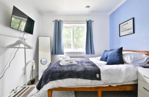 St. Thomas House | Modern 4 Bed Contractor Stay in Swansea TV in Every Room and Parking