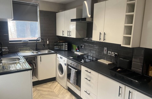 Sheffield House | Modern 4 bed house - Contractors- Free parking