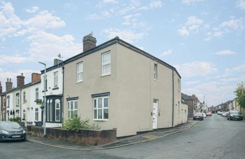 Stoke-on-Trent House | Modern 4 Bed House with Pool Table