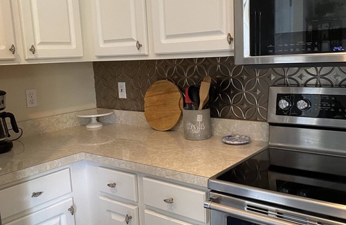 Lexington House | Modern 4 bedroom fenced in yard-Hamburg