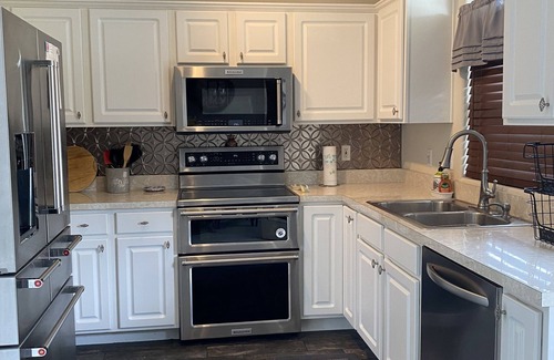 Lexington House | Modern 4 bedroom fenced in yard-Hamburg