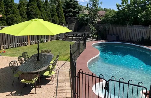 Erin Mills House | Modern 4 Bedroom home with pool